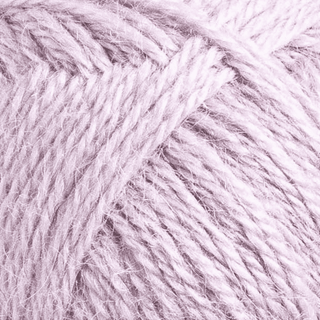 Järbo Fin Alpacka 70 Pink touch Indhold: 100% alpaca Vægt/længde: 50 g = ca. 165 meter Anbefalede pinde: 3.5 mm Strikkefasthed: 10 x 10 cm = 24 m x 32 p Vask:Håndvask.