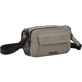 Crossbodytaske med flere lommer og kontrastfuld branding