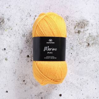 Svarta Fåret Merino Mini 16 Capri sun Indhold:100% superwash merinould Vægt/længde: 50 g = ca. 200 meter Anbefalede pinde: 2.5-3.5 mm Strikkefasthed: 10 x 10 cm = 22-26 m x 30-34p Anbefalet hæklenål: 3mm Hæklefasthed: 20 fm x 24 r Vask:Tåler maskinvask.