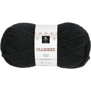 Gjestal Ullrikke 306 Sort Indhold: 100% Uld Vægt/længde: 100 gram = ca. 90 meter Anbefalede pinde: 9-12mm Strikkefasthed: 10 cm = 9-7 m Håndvask, max 30°C / Tørres fladt / Kan filtes.