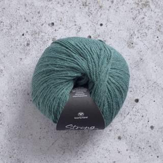 Svarta Fåret Strong 085 Lysning grøn Indhold: 40% alpaca, 40% uld, 20% polyamid Vægt/længde: 50 g = ca. 137 meter Anbefalede Pinde: 4 mm Strikkefasthed: 10 cm = 20 m Vask: Maskinvask ved 30℃ / Tåler ikke tørretumbling.
