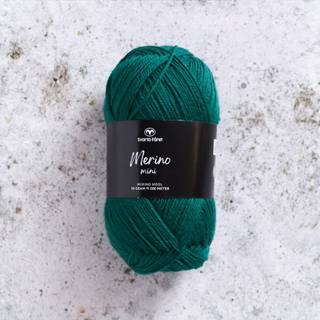 Svarta Fåret Merino Mini 20 Lianejungle Indhold:100% superwash merinould Vægt/længde: 50 g = ca. 200 meter Anbefalede pinde: 2.5-3.5 mm Strikkefasthed: 10 x 10 cm = 22-26 m x 30-34p Anbefalet hæklenål: 3mm Hæklefasthed: 20 fm x 24 r Vask:Tåler maskinvask.