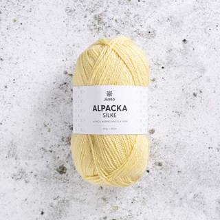 Järbo Alpacka Silke 15 Yellow sunbeam Indhold: 45% baby alpaca, 40% merinould, 15% silke Vægt/længde: 50 g = ca. 165 meter Anbefalede pinde: 3.5 mm Strikkefasthed: 10 x 10 cm = 24 m x 32 p Vask:Håndvask.
