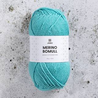 Järbo Merino Bomull 20 Teal we meet again Indhold:50% merinould, 50% bomuld Vægt/længde: 50 g = ca. 121 meter Anbefalede pinde: 4 mm Strikkefasthed: 10 x 10 cm = 22 m x 28 p Anbefalet hæklenål: 4mm Hæklefasthed: 16 fm x 20 r Vask: Finvask 30ºC.
