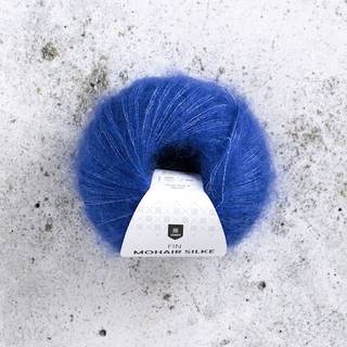 Järbo Fin Mohair Silke 41 True blue you Indhold: 72% mohair, 28% silke Vægt/længde: 25 g = ca. 210 meter Anbefalede pinde: 3.00 mm Strikkefasthed: 10 cm = 24 m Vask: Håndvask i lunkent vand / Tørres fladt.