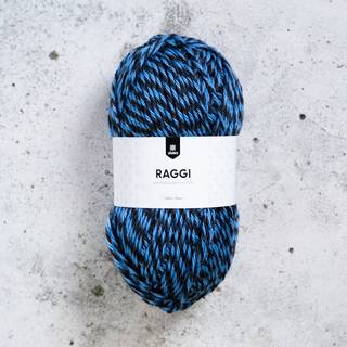 Järbo Raggi 100g 15251 Lapis and Graphite Indhold: 70% superwash uld, 30% polyamid Vægt/længde: 100 g = ca 150 meter Anbefalede strikkepinde: 4.50 mm Strikkefasthed: 10 x 10 cm = ca. 18 m x 24 p Anbefalet hæklenål: 4.50 mm Hæklefasthed: 10 x 10 cm = ca. 14 fm x 17 p Vask: Maskinvask 40°C / Tørres fladt / Brug ikke skyllemiddel.