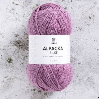 Järbo Alpacka Silke 21 Plum pride Indhold: 45% baby alpaca, 40% merinould, 15% silke Vægt/længde: 50 g = ca. 165 meter Anbefalede pinde: 3.5 mm Strikkefasthed: 10 x 10 cm = 24 m x 32 p Vask:Håndvask.