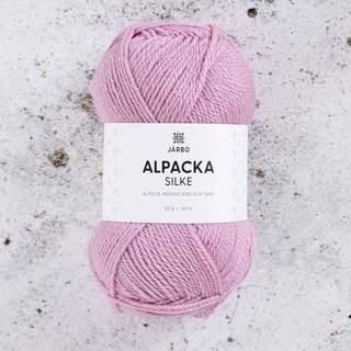 Järbo Alpacka Silke 23 Pink petal Indhold: 45% baby alpaca, 40% merinould, 15% silke Vægt/længde: 50 g = ca. 165 meter Anbefalede pinde: 3.5 mm Strikkefasthed: 10 x 10 cm = 24 m x 32 p Vask:Håndvask.