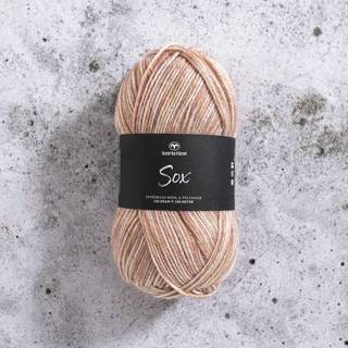 Svarta Fåret Sox 150 g 812 Muslingemix Indhold: 70 % superwash uld, 30 % polyamid Vægt/længde: 150 g. = ca. 240 meter Anbefalede pinde: 4-5.5 mm Strikkefasthed: 10 x 10 cm = 16 m Vask: Vask ved 40 ℃.