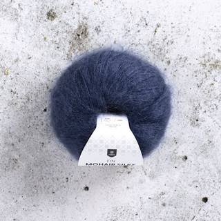 Järbo Fin Mohair Silke 42 Midnight sail Indhold: 72% mohair, 28% silke Vægt/længde: 25 g = ca. 210 meter Anbefalede pinde: 3.00 mm Strikkefasthed: 10 cm = 24 m Vask: Håndvask i lunkent vand / Tørres fladt.