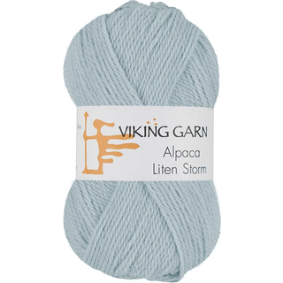 Viking Alpaca Liten Storm 721 Lys blå Indhold: 40 % alpaca superfine, 40% merino uld, 20 % nylon fiber Vægt/længde: 50 g. = ca. 175 meter Anbefalede pinde: 3 mm Strikkefasthed: 10 x 10 cm = 25 m Vask: Uldvask ved 30 ℃.