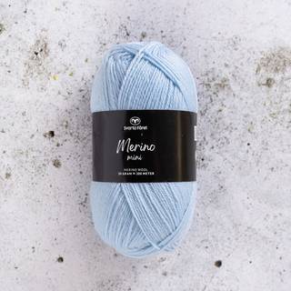 Svarta Fåret Merino Mini 12 Isdronning Indhold:100% superwash merinould Vægt/længde: 50 g = ca. 200 meter Anbefalede pinde: 2.5-3.5 mm Strikkefasthed: 10 x 10 cm = 22-26 m x 30-34p Anbefalet hæklenål: 3mm Hæklefasthed: 20 fm x 24 r Vask:Tåler maskinvask.