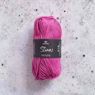 Svarta Fåret Stina 43 Rødbedepink Indhold: 100% kæmmet bomuld Vægt/længde: 50 g = ca. 80 meter Anbefalede pinde: 5 mm Strikkefasthed: 10 x 10 cm = 18 m Vask: Vask ved 40 ℃.