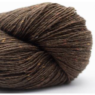 BC Garn Loch Lomond Lace GOTS 17 Mos Indhold: 100% uld Vægt/længde: 50 g = ca. 300 meter Anbefalede pinde: 2.00-3.00 mm Strikkefasthed: 10 cm = 26 m Vask: Skal håndvaskes / Tåler ikke tørretumbling.