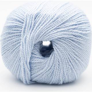 BC Garn Semilla Silkbloom GOTS 022 Lys Blå Indhold: 75% Uld, 25% Silke Vægt/længde: 50 g = ca. 200 meter Anbefalede Pinde: 2.5 mm Strikkefasthed: 10 x 10 cm = 31 m x 46 p Vask: Maskinvask 30 °C/ Tåler ikke tørretumbling.