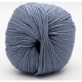BC Garn Semilla Silkbloom GOTS 025 Jeans Indhold: 75% Uld, 25% Silke Vægt/længde: 50 g = ca. 200 meter Anbefalede Pinde: 2.5 mm Strikkefasthed: 10 x 10 cm = 31 m x 46 p Vask: Maskinvask 30 °C/ Tåler ikke tørretumbling.