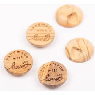 DROPS Handmade With Love, Knap, 15 mm (nr. 805) DROPS Knapper med indgraveringStørrelse: 15 mmMateriale:OliventræSælges enkeltvis.