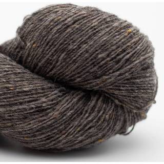 BC Garn Loch Lomond Lace GOTS 08 Mudder Indhold: 100% uld Vægt/længde: 50 g = ca. 300 meter Anbefalede pinde: 2.00-3.00 mm Strikkefasthed: 10 cm = 26 m Vask: Skal håndvaskes / Tåler ikke tørretumbling.