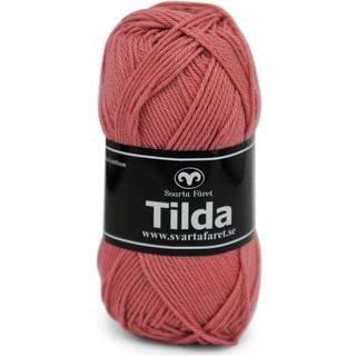 Svarta Fåret Tilda 550 Koral rosa Indhold: 50% Bomuld, 50% Akryl Vægt/længde: 50 g = ca. 150 meter Anbefalede pinde: 3.50 mm Strikkefasthed: 10 cm = 26 m Vask: Maskinvask, max 40°C / Tørres fladt.