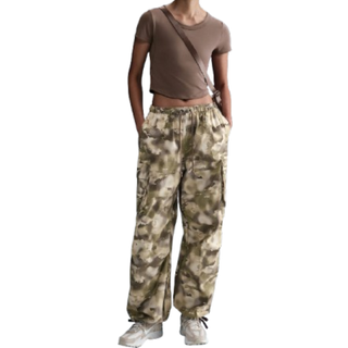 Overdimensionerede Nike Sportswear Camo-cargobukser med mellemhøj talje til kvinder - brun - S (EU 36-38)