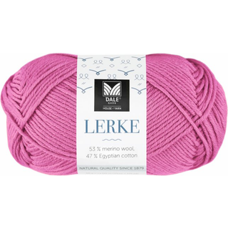 Dale LERKE 8176 Fuchsia Indhold: 53% merinould, 47% egyptisk bomuld Vægt/længde: 50 g = ca 115 meter Anbefalede pinde: 4 mm Strikkefasthed: 10 cm = 22 m Vask: Uldvask 30 °C / Brug vaskemiddel til uld/silke / Brug ikke skyllemiddel / Tørres fladt.