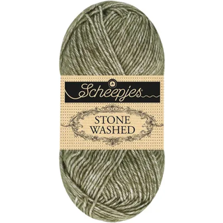 Scheepjes Stone Washed 851 Chlorite Green Indhold: 78% bomuld, 22% akryl Vægt/længde: 50 g = ca. 130 meter Anbefalede pinde: 3.00 - 3.50 mm Strikkefasthed: 10 x 10 cm = 24 m x 32 p Vask: Vaskes ved 40 grader skånevask.