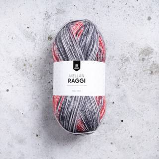 Järbo Mellanraggi 100g 28448 Silent Night Materiale: 75% superwash uld, 25% polyamid Vægt/længde: 100 g = ca. 260 meter Anbefalede pinde: 3.00 mm Strikkefasthed: 10 x 10 cm = 25 m x 33 p Anbefalet hæklenål: 4.00 mm Hæklefasthed: 10 x 10 cm = ca. 16 fm x 20 p Vask: Maskinvask maks. 40°C / Tørres fladt.