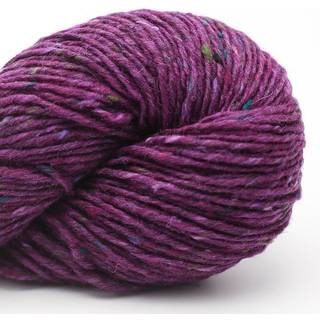 Erika Knight Pure Tweed 4814 Paxton Parish Violet Indhold: 100% uld Vægt/længde: 100 g = ca. 160 meter Anbefalede pinde: 5-6 mm Strikkefasthed: 10 x 10 cm = 16 m x 24 p Vask: Håndvask/ Tåler ikke tørretumbling.