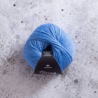 Svarta Fåret Strong 087 Hortensiablå Indhold: 40% alpaca, 40% uld, 20% polyamid Vægt/længde: 50 g = ca. 137 meter Anbefalede Pinde: 4 mm Strikkefasthed: 10 cm = 20 m Vask: Maskinvask ved 30℃ / Tåler ikke tørretumbling.