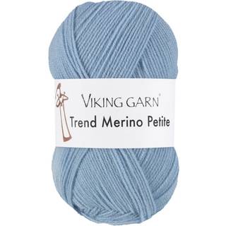 Viking Trend Merino Petite 380 Lys blå Indhold: 100% Ekstra fin merinould Vægt/længde: 50 gram = ca. 235 meter Anbefalede pinde:3 mm Strikkefasthed:10 cm = 28 m Vask: 30°C ekstra skånsom vask / Brug ikke skyllemiddel/ Tørres fladt.