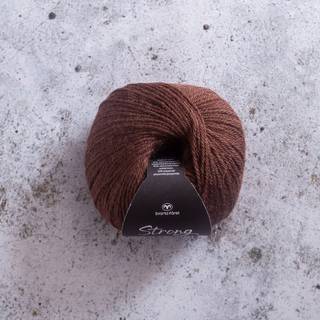 Svarta Fåret Strong 086 Valnødbrun Indhold: 40% alpaca, 40% uld, 20% polyamid Vægt/længde: 50 g = ca. 137 meter Anbefalede Pinde: 4 mm Strikkefasthed: 10 cm = 20 m Vask: Maskinvask ved 30℃ / Tåler ikke tørretumbling.