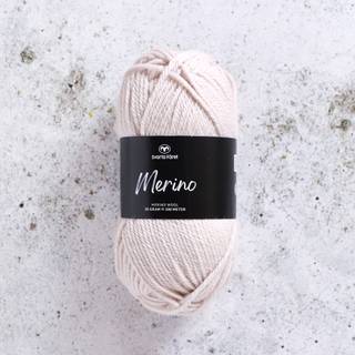 Svarta Fåret Merino 00 Cannoli-fløde Indhold: 100% Merinould Vægt/længde: 50 g = ca. 100 meter Anbefalede pinde: 3.5-4.5 mm Strikkefasthed: 10 x 10 cm = 19-21 m x 28-30 p Anbefalede hæklenåle: 4 mm Hæklefasthed: 10 x 10 cm = 17 fm x 20 r Vask: Håndvask, lunkent vand.