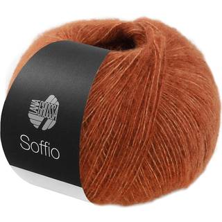 Lana Grossa Soffio 04 Rustbrun Indhold: 60% merinould, 30% bomuld, 10% cashmere Vægt/Længde: 25 g = ca. 215 meter Anbefalede pinde: 3.5-4 mm Strikkefasthed: 10 x 10 cm = 29 m x 35 p Vask: Håndvask / Tørres fladt.