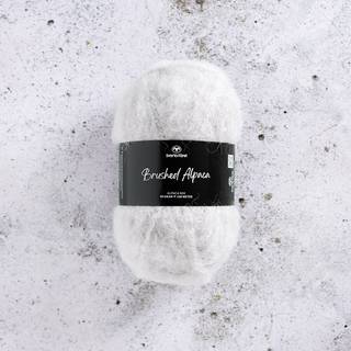 Svarta Fåret Brushed Alpaca 013 Lys mimbus Indhold: 91% alpaca, 9% nylon Vægt/længde: 50 g = ca. 110 meter Anbefalede pinde: 6 mm Strikkefasthed: 10 x 10 cm = 12-18 m x 18-24 p Vask:Håndvask.