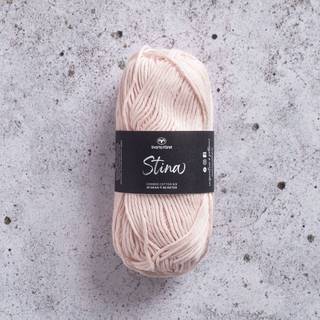 Svarta Fåret Stina 36 Sart fersken Indhold: 100% kæmmet bomuld Vægt/længde: 50 g = ca. 80 meter Anbefalede pinde: 5 mm Strikkefasthed: 10 x 10 cm = 18 m Vask: Vask ved 40 ℃.