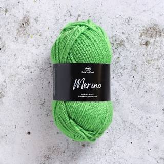 Svarta Fåret Merino 13 Grøn parakit Indhold: 100% Merinould Vægt/længde: 50 g = ca. 100 meter Anbefalede pinde: 3.5-4.5 mm Strikkefasthed: 10 x 10 cm = 19-21 m x 28-30 p Anbefalede hæklenåle: 4 mm Hæklefasthed: 10 x 10 cm = 17 fm x 20 r Vask: Håndvask, lunkent vand.