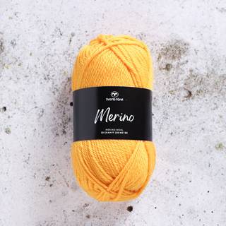 Svarta Fåret Merino 16 Capri-sol Indhold: 100% Merinould Vægt/længde: 50 g = ca. 100 meter Anbefalede pinde: 3.5-4.5 mm Strikkefasthed: 10 x 10 cm = 19-21 m x 28-30 p Anbefalede hæklenåle: 4 mm Hæklefasthed: 10 x 10 cm = 17 fm x 20 r Vask: Håndvask, lunkent vand.