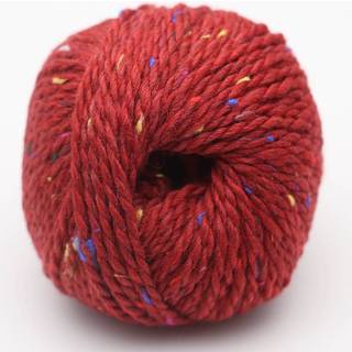 BC Garn Hamelton Tweed 2 GOTS 09 Rød Indhold: 90% Uld, 10% Viskose Vægt/længde: 50 g = ca. 60 meter Anbefalede Pinde: 6-8 mm Strikkefasthed: 10x10 cm = 12 m x 17 p Vask: Håndvask / Tåler ikke tørretumbling.