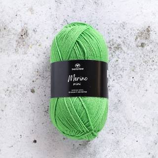 Svarta Fåret Merino Mini 13 Grøn papegøje Indhold:100% superwash merinould Vægt/længde: 50 g = ca. 200 meter Anbefalede pinde: 2.5-3.5 mm Strikkefasthed: 10 x 10 cm = 22-26 m x 30-34p Anbefalet hæklenål: 3mm Hæklefasthed: 20 fm x 24 r Vask:Tåler maskinvask.