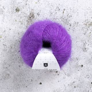 Järbo Fin Mohair Silke 45 Violectric Indhold: 72% mohair, 28% silke Vægt/længde: 25 g = ca. 210 meter Anbefalede pinde: 3.00 mm Strikkefasthed: 10 cm = 24 m Vask: Håndvask i lunkent vand / Tørres fladt.