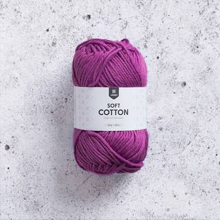 Järbo Soft Cotton 8902 Berry poppins Indhold:100% bomuld Vægt/længde: 50 g = ca. 80 meter Anbefalede pinde: 5 mm Strikkefasthed: 10 x 10 cm = 18 m x 26 p Anbefalet hæklenål: 3.5mm Hæklefasthed:18 fm x 20 r Vask: Maskinvask 40ºC.