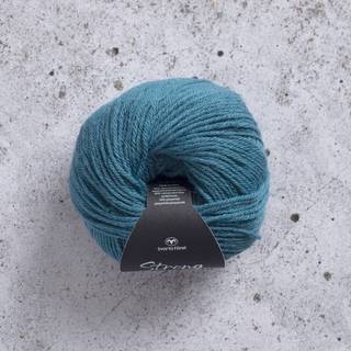 Svarta Fåret Strong 069 Guldsmedeblå Indhold: 40% alpaca, 40% uld, 20% polyamid Vægt/længde: 50 g = ca. 137 meter Anbefalede Pinde: 4 mm Strikkefasthed: 10 cm = 20 m Vask: Maskinvask ved 30℃ / Tåler ikke tørretumbling.