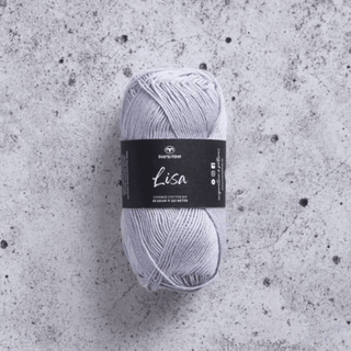 Svarta Fåret Lisa 460 Lavendis Indhold: 100% kæmmet bomuld Vægt/længde: 50 g = ca. 165 meter Anbefalede Pinde: 3mm Strikkefasthed: 10 cm = 28 m Vask: Maskinvask ved 40℃ / Tåler ikke tørretumbling.