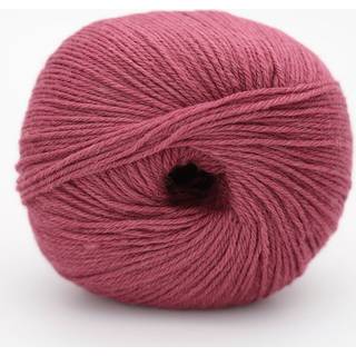 Kremke The Merry Merino 220 GOTS 34 Heide Indhold: 100% økologisk merinould Vægt/længde: 50 g = ca. 220 m Anbefalede pinde: 2.5-3.5 mm Strikkefasthed: 10 cm = 28 m Vask: Finvask30ºC.