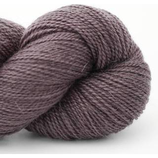 Erika Knight Moorland Mohair 02 Slate Grey Indhold: 80% uld (Blue Faced Leicester), 20% mohair Vægt/Længde: 100 g = ca. 420 meter Anbefalede pinde: 2-3 mm Strikkefasthed: 10 cm = 32 m Vask: Håndvask.