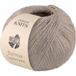 Lana Grossa Summer Cashmere 08 Stengrå Indhold:90% bomuld, 10% kashmir Vægt/længde:50 gram = ca. 210 meter Anbefalede pinde:3.50 - 4.00 mm Strikkefasthed:10 x 10 cm = 23 m x 30 p Vask:Finvask op til 30°C / Tørres fladt.