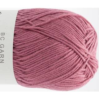 BC Garn Summer in Kashmir GOTS 04 Gammelrosa Indhold: 90% Bomuld, 10% Cashmere Vægt/længde: 50 g = ca. 165 meter Anbefalede Pinde: 2.5-3.5 mm Strikkefasthed: 10x10 cm = 24 m x 32 p Vask: Håndvask / Tåler ikke tørretumbling.