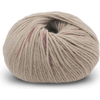 Du Store Alpakka STERK 924 Sand/rosa print Indhold:40% alpakka, 40% merinould, 20% nylon Vægt/længde: 50 g = ca. 137 meter Anbefalede pinde: 4.00 mm Strikkefasthed:10 cm = 22 m Vask: Håndvaske, max 30°C / Brug ikke skyldemiddel / Tørres fladt.