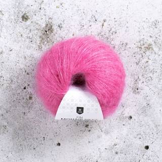 Järbo Fin Mohair Silke 44 Flamin' go Indhold: 72% mohair, 28% silke Vægt/længde: 25 g = ca. 210 meter Anbefalede pinde: 3.00 mm Strikkefasthed: 10 cm = 24 m Vask: Håndvask i lunkent vand / Tørres fladt.
