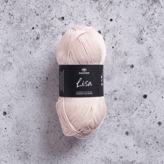 Svarta Fåret Lisa 036 Blid fersken Indhold: 100% kæmmet bomuld Vægt/længde: 50 g = ca. 165 meter Anbefalede Pinde: 3mm Strikkefasthed: 10 cm = 28 m Vask: Maskinvask ved 40℃ / Tåler ikke tørretumbling.